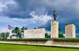 MausoleuaCheGuevara-SantaClara-Cuba