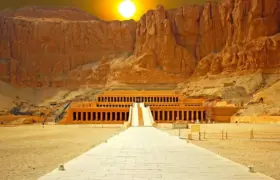 TemplodedicadoaoFuneraldaRainhaHatshepsut-Luxor-Egito